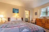 Grandma’s Cabin, West Glacier riverfront kid/pet friendly, 1 mile from Glacier! Hotels near Siyeh Pass