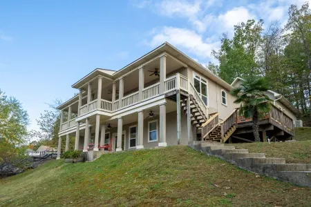 The St. Thomas On Lake Hamilton - Sleeps 10, Lakefront!
