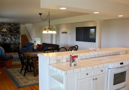 Beach Front, Cape Cod Coastal Story Book Home, 10 minutes from Westport Отели рядом с достопримечательностью «Брадис Ойстерс»