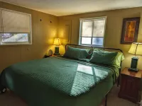 Charming Colville Cottage with King Bed/Deck/Pet Friendly! Hotels in Penn Forest Township