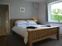 Spacious and modern family holiday home Hotels in Llanfair-Mathafarn-Eithaf