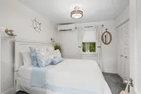 Shore Cottage - Coastal gem, a traveler favorite! Outdoor patio, central AC.