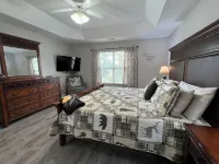 Christmas Condo w/ Garage Just Off the Parkway in Pigeon Forge, TN