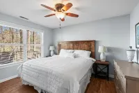 Lakeside Comfort with Private Dock! Close to local marinas!!