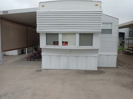 Park Model 55+Cozy 1-bedroom, WiFi, AC, cozy place in Edinburg, TX.