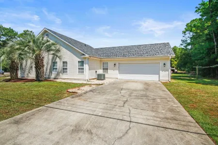 Golf ~ Beach ~ Attractions...Centrally in Quiet Pawleys Island Neighborhood