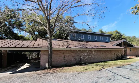 Large and Beautiful Home Directly Overlooking the Frio River