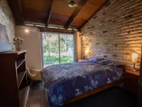 Quirky 4-bedroom home with gardens, wildlife, privacy, peace - 4 mins to beaches Hotels in Anna Bay