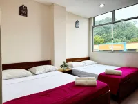 Town Inn Hotel - Rainforest Hotels near Church
