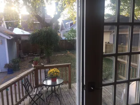 Wonderful craftsman home in Wauwatosa Отели рядом с достопримечательностью «Time Square Watch Shop»