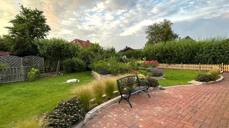 Charming wooden bungalow behind the dyke "Preussenhuus"