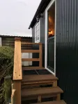 SHEPHERD'S HUT (DELUXE Beautiful 1 bedroom, with patio, ideal for couples.