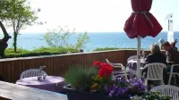 Comfort apartment with lake view, balcony, beach and. close to shopping, quiet, WiFi