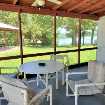 Clean, family/pet friendly AR Ozark Mountain/Norfork Lake Front Cabin