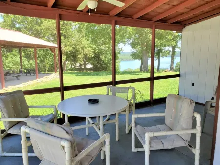 Clean, family/pet friendly AR Ozark Mountain/Norfork Lake Front Cabin