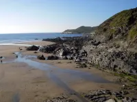 House above the beach sleeps 4 with private parking Hotels near Damage Barton