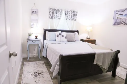 Modern pet-friendly home 5 minutes from Okaloosa Island and beach.