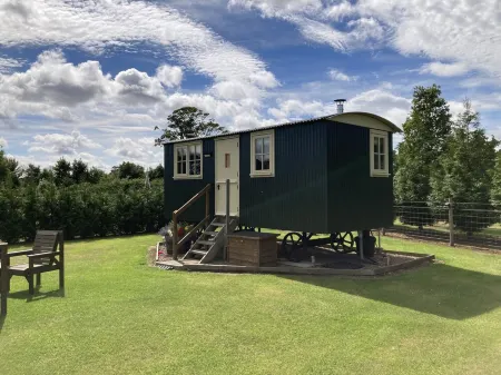 Luxury Shepherd's Hut (The Rowan) at Templehall