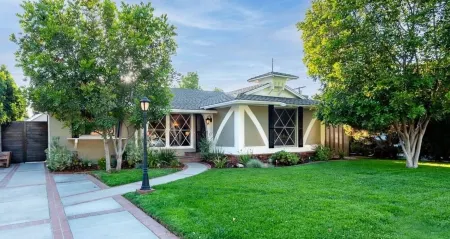 PICTURE PERFECT minutes to UNIVERSAL STUDIOS & HOLLYWOOD. Early checkin often ok Отели в г. Шерман-Окс