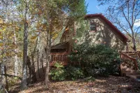 Rustic Ridge a Cozy 4-bedroom cabin w/ pool table & hot tub in adorable Townsend