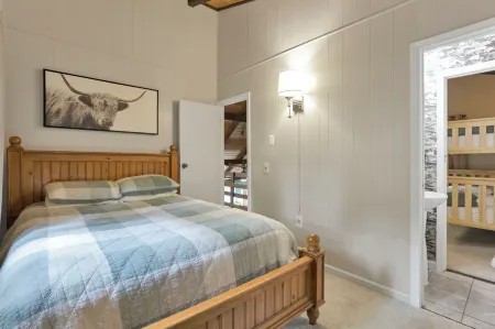 TWO CABINS in Hocking Hills! Lake, Hot tub, Horseshoes, Tetherball and More!