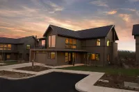 Bend Beauty ~ free concert shuttle ~ modern ~ soaking tub ~ resort access ~ NEW! Hotels near Deschutes National Forest - Forest Supervisor's Office