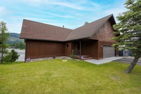 Your Lake Pend Orielle Get Away, beautiful waterfront home with private dock Отели в г. Сагл