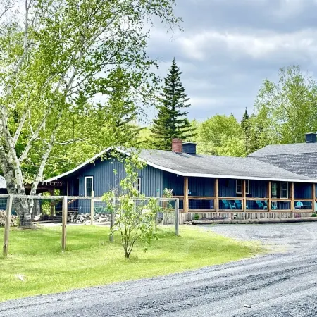 Comfort Elevated • Hot Tub • King Suite • Direct Trail Access • in Town • WiFi