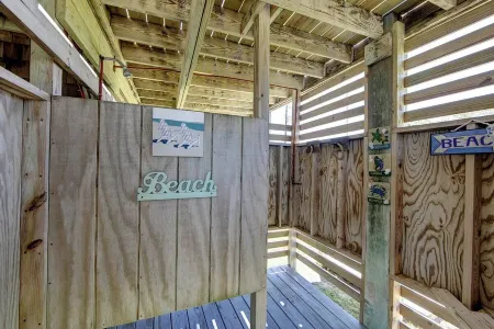 Quaint Waterfront Cottage.  Quick walk to the beach