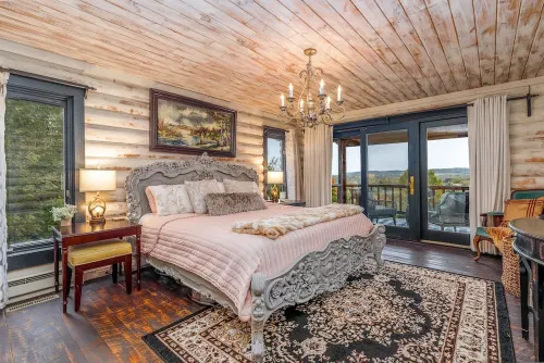 WOW! Unique Galena Dream Cabin. Hot Tub, Games, Fire Pit, Fully Stocked.