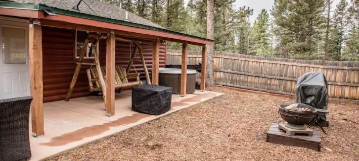 Cheerful 1-bedroom cabin with hot tub Hoteles en Condado de Teller