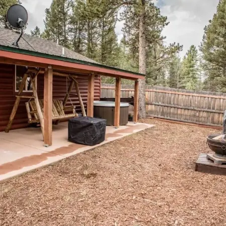 Cheerful 1-bedroom cabin with hot tub