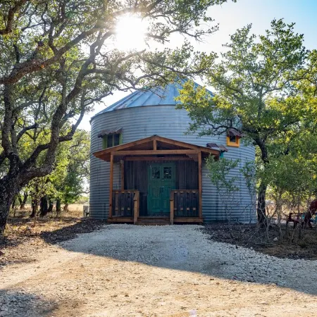 Lampasas' only grain silo cabin. Close to 3 State Parks and Spider Mountain