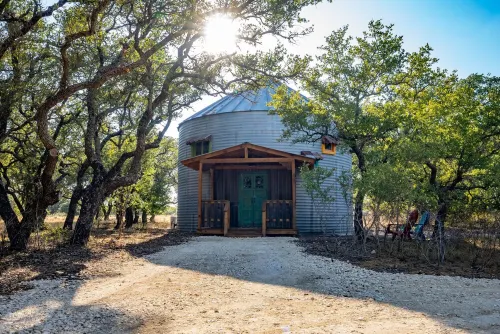 Lampasas' only grain silo cabin. Close to 3 State Parks and Spider Mountain