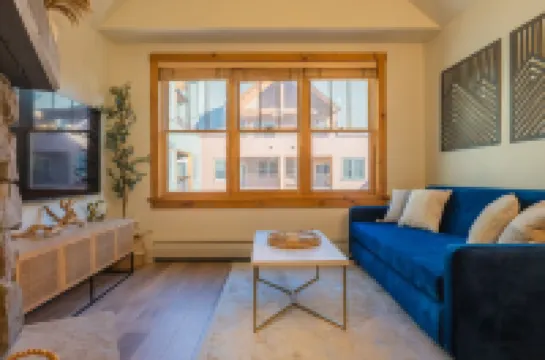 Remodeled modern ski-in/ ski-out condo in Keystone, 1 bd/1 ba, sleeps 4