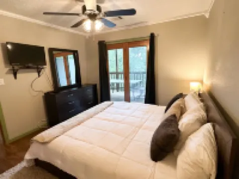 Hilltop WALK-IN Condo with Massage Chair Close to SDC