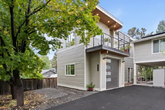 Bright & Modern Near Downtown & 1st Street Rapids - Walk Downtown Along River