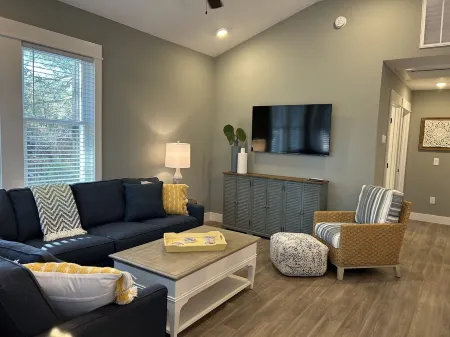 Just Beachy! Short Walk To The Beach