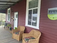 Heritage Timber Cottage - close to shops & amenities