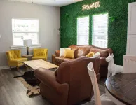Attractive 2 Bedroom Cottage Centrally Located with Fire Pit - balcony