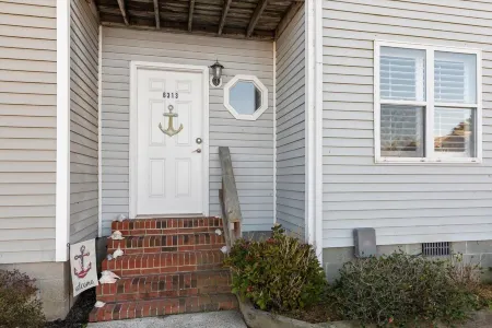 Walk to Restaurants & Attractions-Linens Included! Book your Beach Vacation Now!