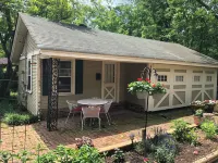 Charming!!!A Midtown cottage in the center of it all!