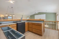 Lakefront W/ Private Beach, Pool, Hot Tub, Golf Simulator, Projector, Bar & more - 4 tähden