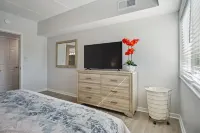 Totally Renovated 1BR/1BA/All New Furniture/Sofa Bed/Balcony/Walk-In Shower/WiFi
