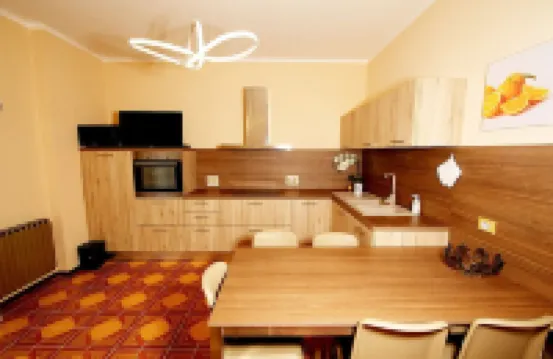 Brand new apartment Arancia with swimming pool and huge balcony 250 meters from the lake