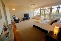 Deckhaus Hepburn Retreat