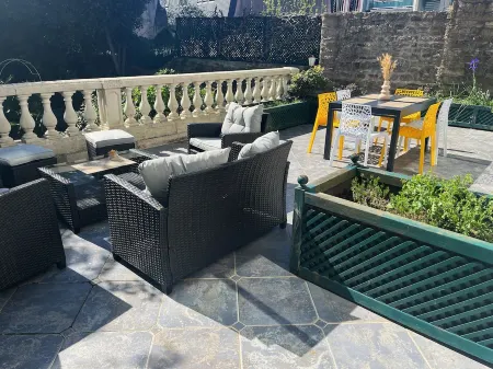 Appartement Centre Ville D'auray Avec Grande Terrasse et Jardin Privatif