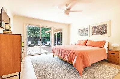 Pool Paradise: Mid Mod Lux Oasis in Quiet Central Location - Pet Friendly! Hotel a 