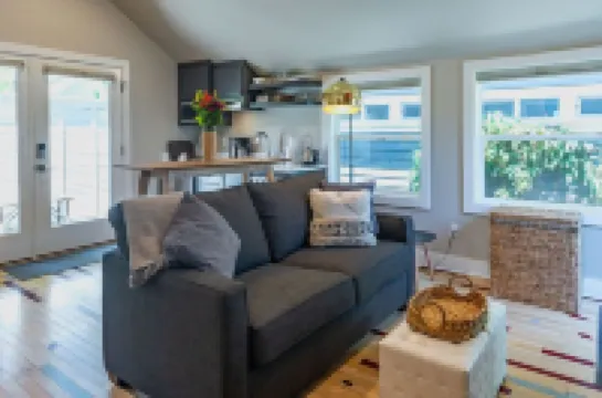 Courtside Cottage - WalkScore 93 - Dog Friendly