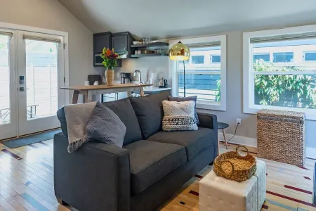 Courtside Cottage - WalkScore 93 - Dog Friendly